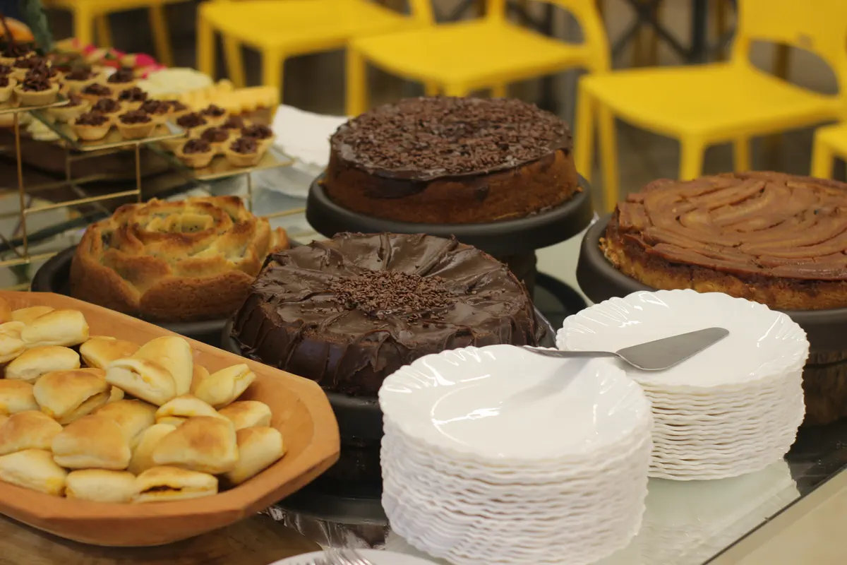 Mesa com bolos, tortas e pães