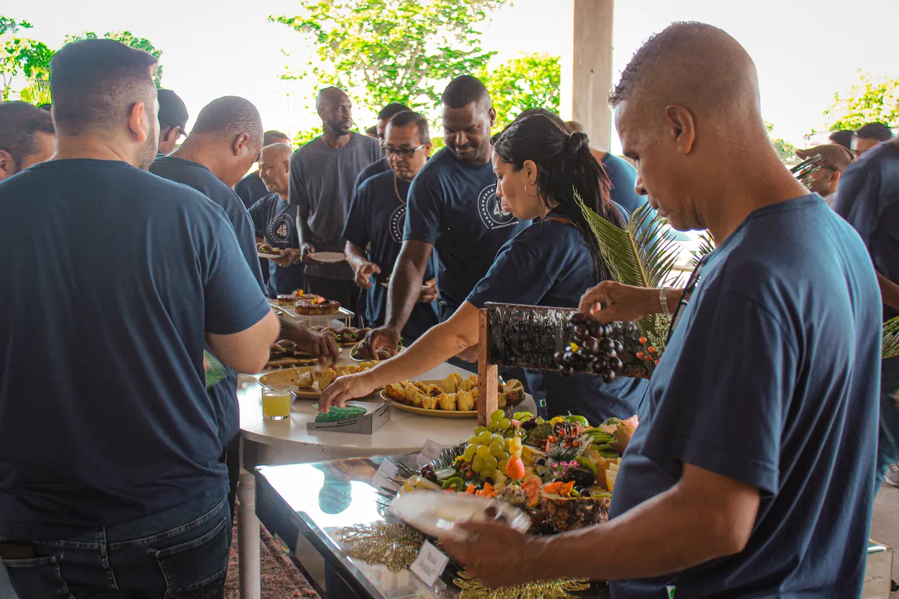 Colaboradores se servindo no buffet de um evento corporativo