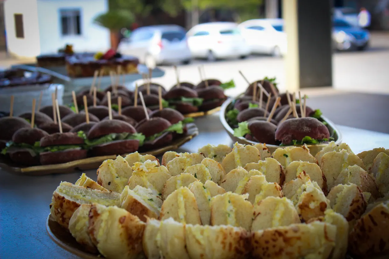 Coffee break com mini hambúrgueres e folhados