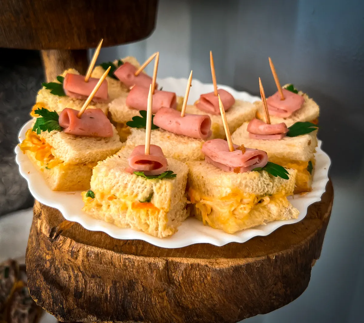 Mini sanduíches de coquetel em suporte de madeira