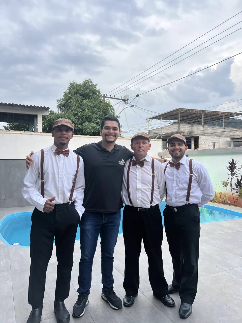 Equipe do Dias de Festas uniformizada em evento à beira da piscina