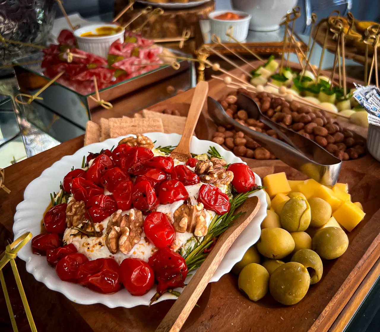 Mesa de antepastos com tomates confitados, nozes e azeitonas