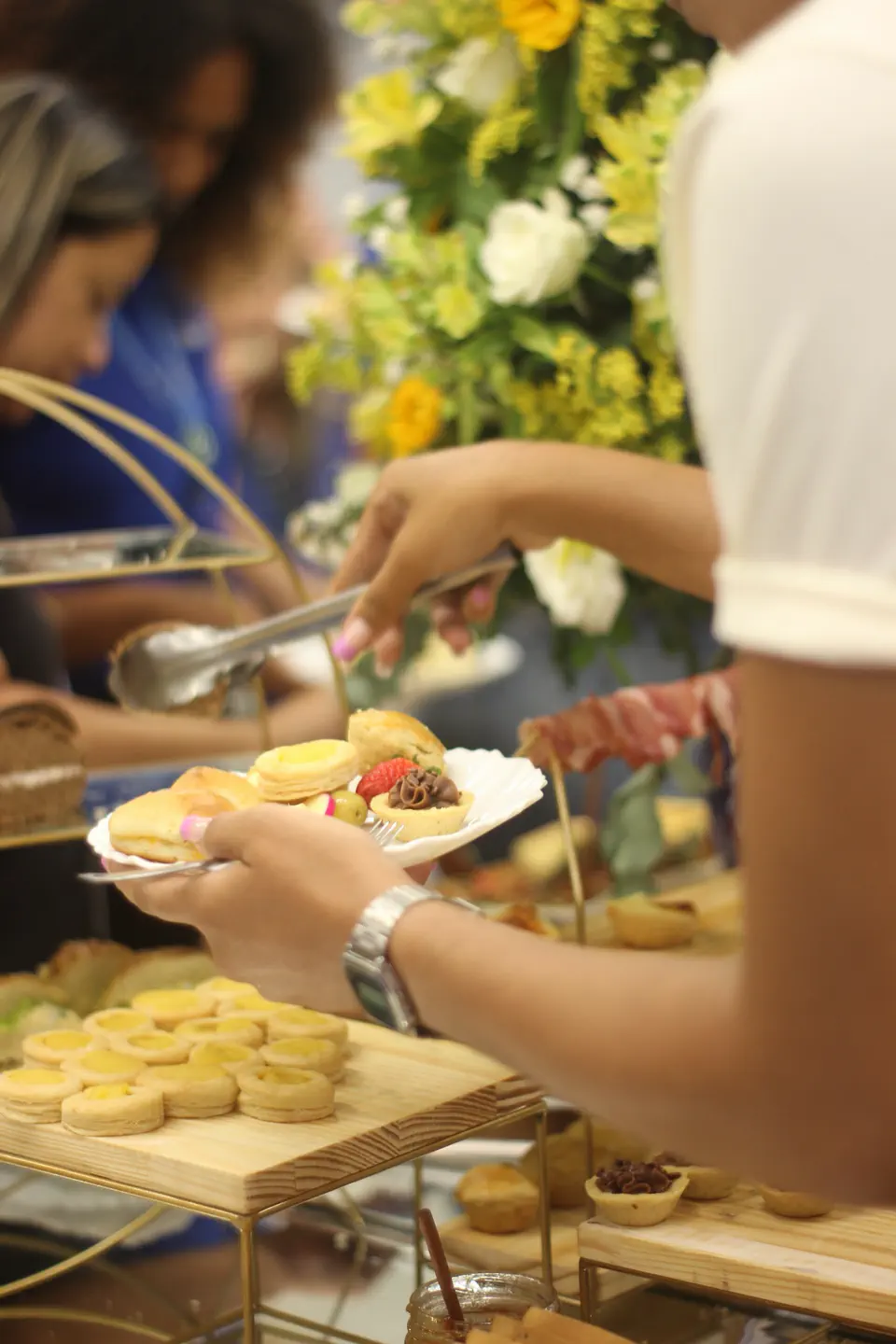 Convidada se servindo no buffet do Dias de Festas